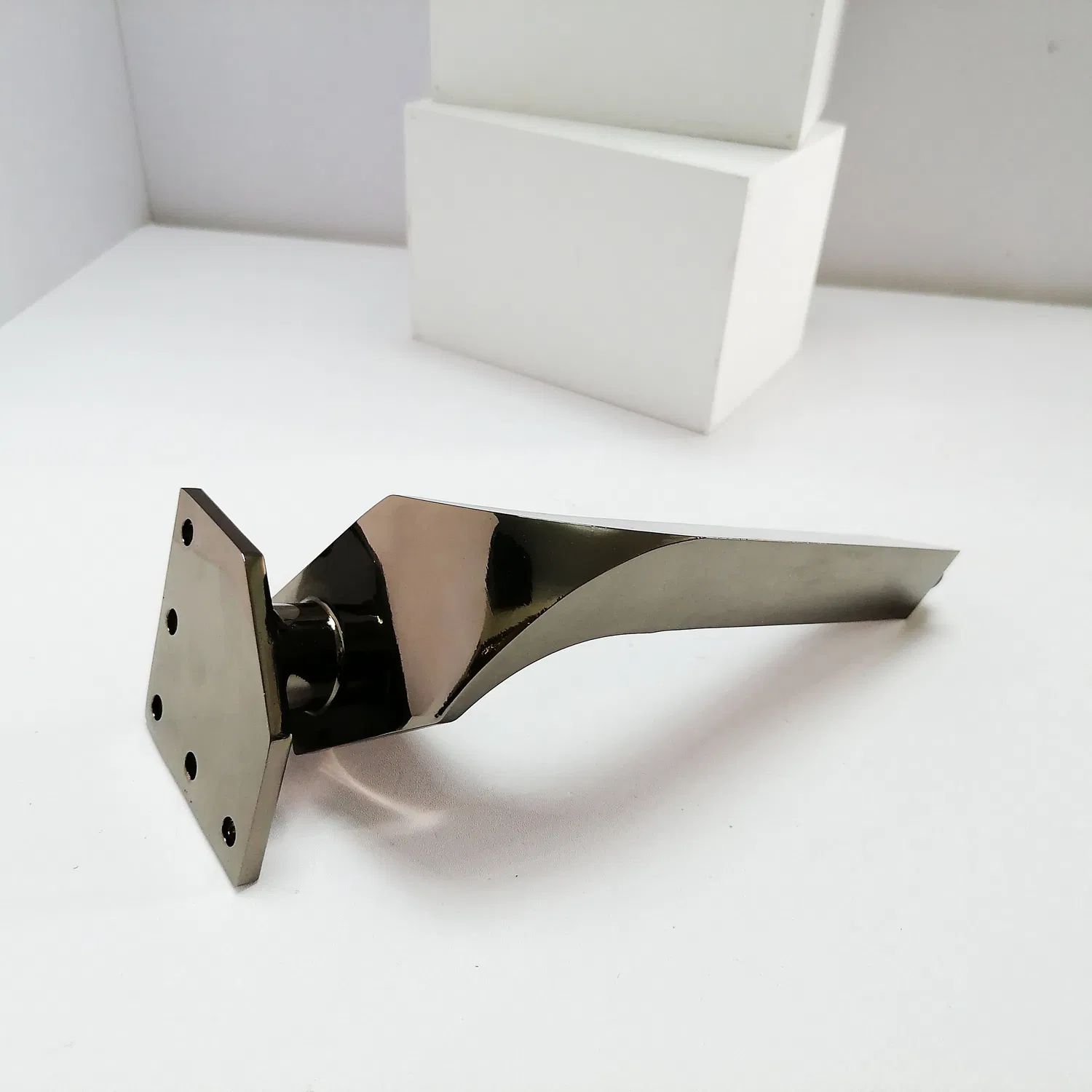 特別なデザインの工場でカスタマイズされた耐久性のある鉄のソファの足ブラックメタルベッド脚